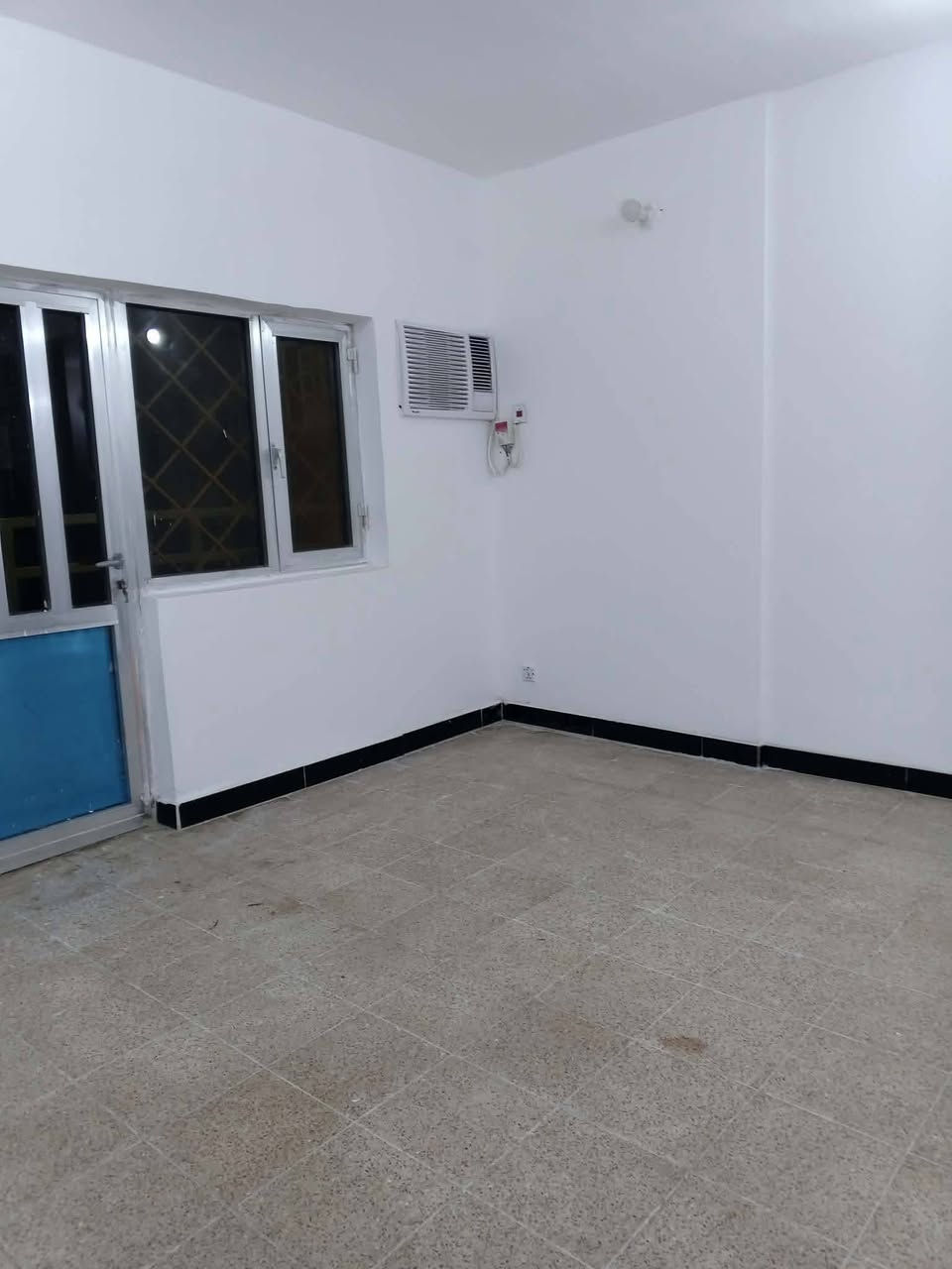 شقة طابق ارضي فئة B قسط شهري 137الف للاسكان  نظيفة جداً مساحتها 135 مسيجة وبيها حديقة وكراج تحتوي على غرفتين نوم مع كليدور مع مطبخ حار بارد مع صالة 7×4 مع مخزن  مع بالكونات عدد 3 نظيفة جداً جداً  المقدمة السعر على الاتصال *********** /// عنوان زين القوس مجمع الشهيدة اسراء مجاور مستشفى التركي الجديد مقابل مجمع الرواد علما الشقة تقع على شارع
