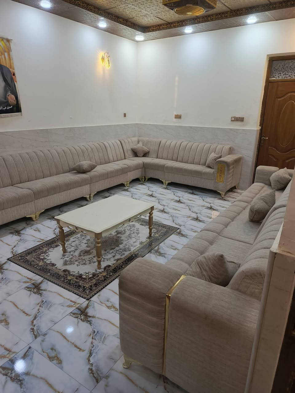 سلام عليكم بيت في حي الزيتون 200متر اول مربع قرب مطعم الراجحي يتكون من غرفه نوم وصاله ومطبخ وستقبال ومجمع صحيات ولطابق الثاني يتكون من غرفتين وصاله ومطبخ وصطح ومجمع صحيات علما لبيت باقي عليه 4ملاين عقار وملاحضه البيت الطابق جوه عوزه صبغ وترتيب لصاله والغرفه فقط والباقي كله جاهز علما البيت مطل عله ساحه وعله الشارع العام@ واتساب ***********
