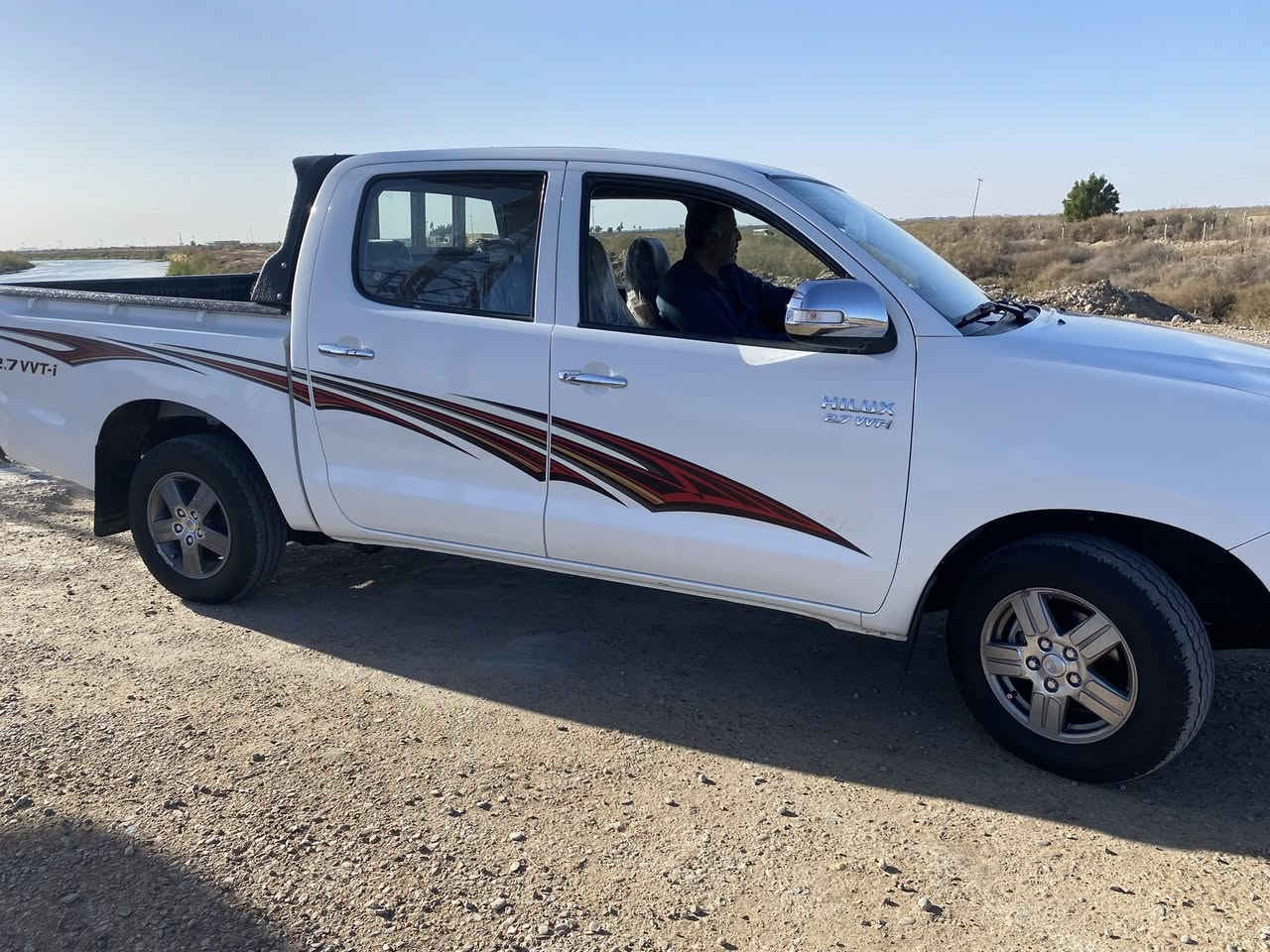 السلام عليكم بيكم هايلوكس 2013 رقم بغداد    بيها جاملغ شوية جوة الباب السعر ١٦١ الرقم للاستفسار ***********
