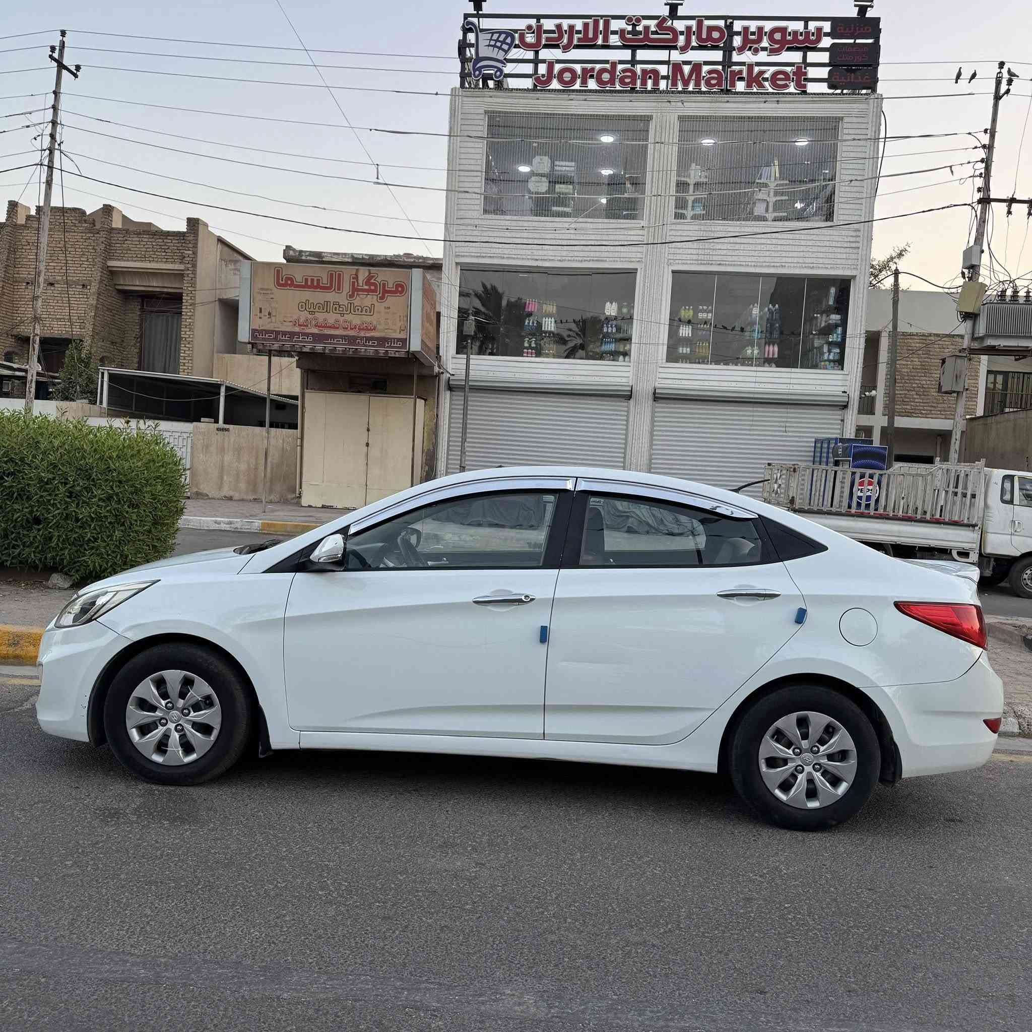 اكسنت 15 خليجي
فول مواصفات فتحة اشاير بلمري 
ماشية 108 
السيارة نضيفة على ايدي من البيت للشغل 
تبريد ثلج 
***********   
سونارها موجود ورا السونار طخه خفيفه صورتها موجودة بلجاملغ الخلفي بارد 
السعر 110 مجالها بسيط 
مكان السيارة اليرموك اربع شوارع

