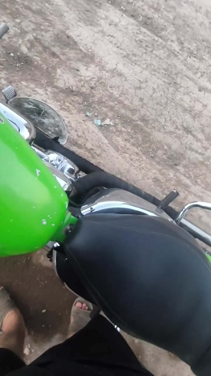بسم الله الرحمن الرحيم
سلام عليكم شباب دراجة نوع Honda steed 400cc 
دراجة مميزة وتعديلها جدا مميز ( لونها اخضر فستقي ) 
التعديل الي عليها 1- سبايدر خلفي طويل جديد بدون شخط 
2- تخم صفاحيات كروم جديدات بدون شخط 
3- درع امامي سيل ستيل جديد بدون شخط 
4- دروعه خلفية سل ستيل جديدات بدون شخط 
5- أسترايح رجل ( مشدودات بالدرع الامامي ) 
6- مري نيكل ام العضم جديدات بدون شخط 
7- قبق راديتر نيكل جديد 
8-دوسات رجل عراض عمل 
9- تاير امامي جديد 
10- تاير خلفي جديد
11- ستيرن عالي عمل وجديد بدون شخط 
اما بالنسبة المحركها دراجة محركها جبار بدون اي مشكله فنية الدراجة مثل ما موضح بالفيديو نكرة بكل وقت ، الدراجة عليها تجفيته كابريتر جديده + قبق شوته وفلتر شوته جديدات 
اما بالنسبة للكهربائيات كلها شغالة ضفيرة مشتيرها جديده وبلادية الدراجة تاخذها ربع ما تصرف عليها جاهزة من كلشي 
ملاحضة مهمة ( الدراجة اوراقها كاملة + مدفوعة كمرك ) هاي الحلوة للبيع سعرها بس 10 ورقات والشراي يجي ويدلل وهذا رقمي *********** أسف ع اطالة و شكرا.
