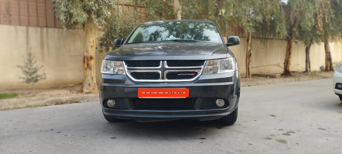 السلام عليكم
دوج جورني 
موديل 2019
رقم نينوى جديد 
سيارة بأسمي و سنوية جديدة 
محرك اربع سلندر 2400
ضررها جاملخ الامامي اليسار و الدعامية الأمامية 
سيارة ماشية 37 ألف ميل 
تبريد قطعة واحدة 
طخم تاير جديد 
بصمة 
كاميرة خلفية اصلية 
تحكمات ستيرن 
داخلها جديد 
للاستفسار الاتصال على
***********
