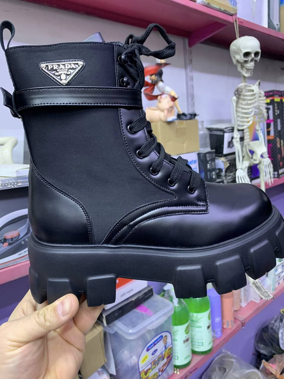 بوت جلد نسائي ماركه PRADAقطعه اصليه جديد غير مستخدم قياس 40 السعر 50 الف يوجد توصيل جميع المحافظات ***********
