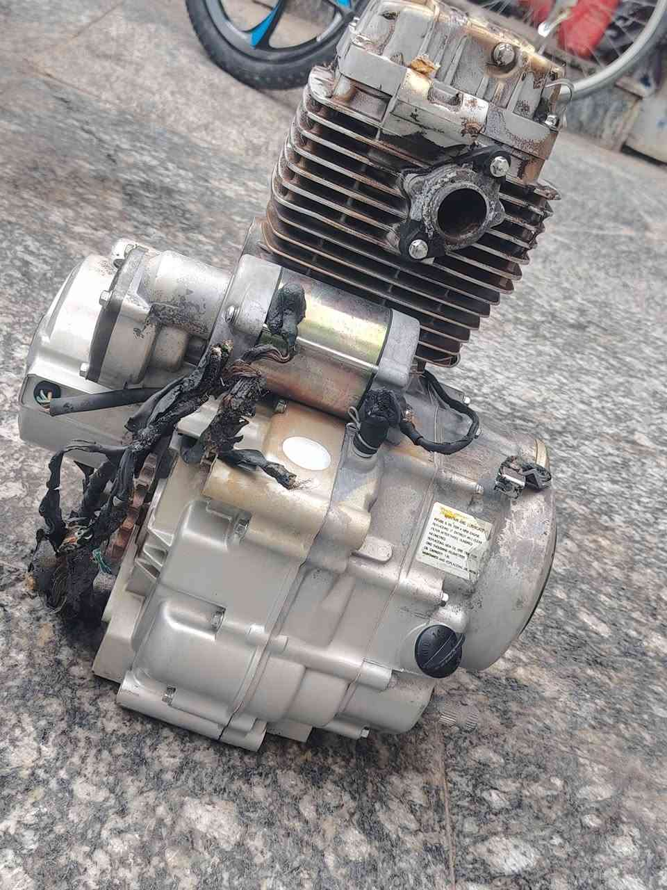 السلام عليكم
محرك دايوان عضم    الدراجه حتركت وهاذا محركها نضيف مامفتوح    بس مايع عليه  لايلون 
كربلاء  ***********
