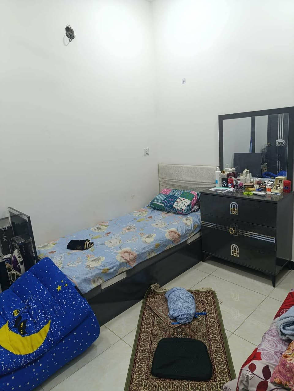 يوجد بيت للبيع مساحته 52m واجه 4 في منطقة حي الزهور خلف مستشفى الطفل الاسكان قريب السفارة التونسيه يحتوي الارضي غرفه مطبخ صاله صحبات الطابق الاول غرفتين وصحيات وسطح ويوجد عروض اخرى للاستفسار الاتصال *********** او *********** مكتب اليقين
