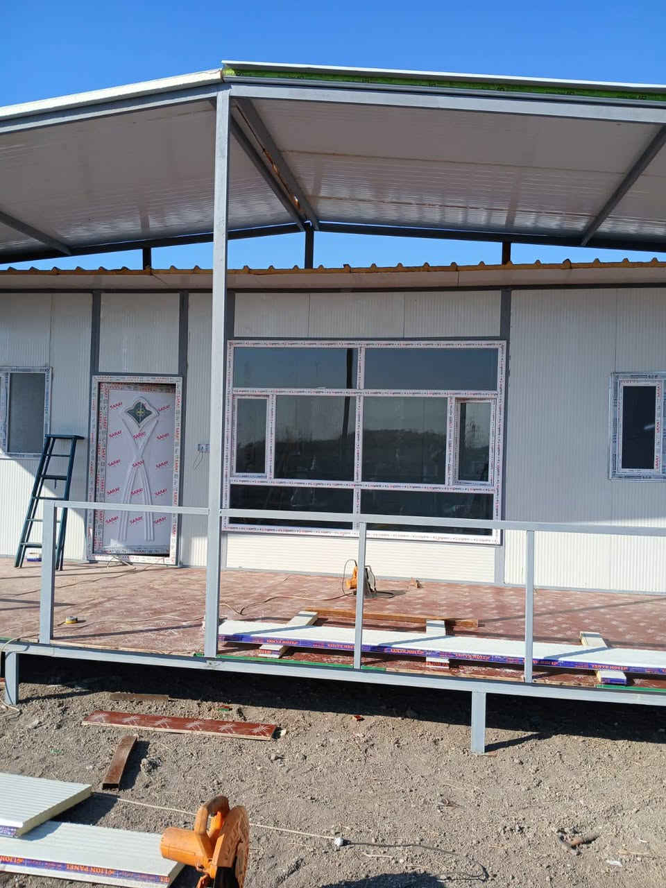 ابو حسين الصنع الكرفانات وجملونات والبيوت الجاهزه والمحلات وقاعات من سندويج بنل تركي اضافه الى حديد بطابق ١ وطابقين ٢سعر متر كرسته وعمل 25 الف يشمل بوب وشبابيك وكهرباء حسب طلب تغليف ثانوي ١٢ الف  رقم ابو حسين ***********
