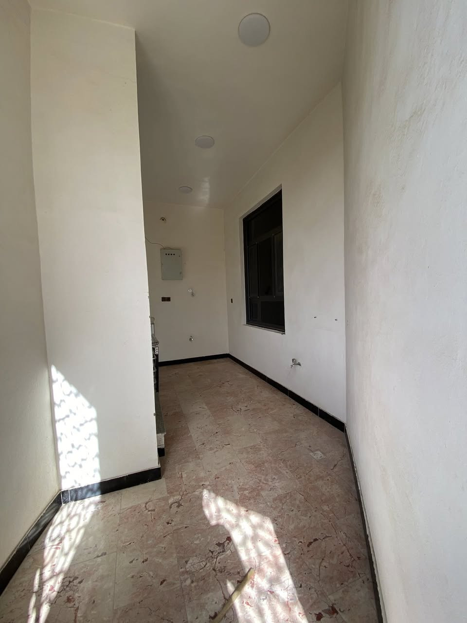 السلام عليكم
مشتمل للايجار في الفلوجة حي الشرطة شارع الاكارم

طابق ثاني معزول عزل تام كهرباء ومي مكون من غرفه عدد ٢ وصاله ومطبخ وحمام عدد ٢ مع سبالت 2 كنتوي وتعليگ 

الايجار لعائله صغيره جداً
سعر الايجار 500 الف

للتواصل *********** واتساب فقط

اي مكتب عقار ليتواصل رجاءً🤎
