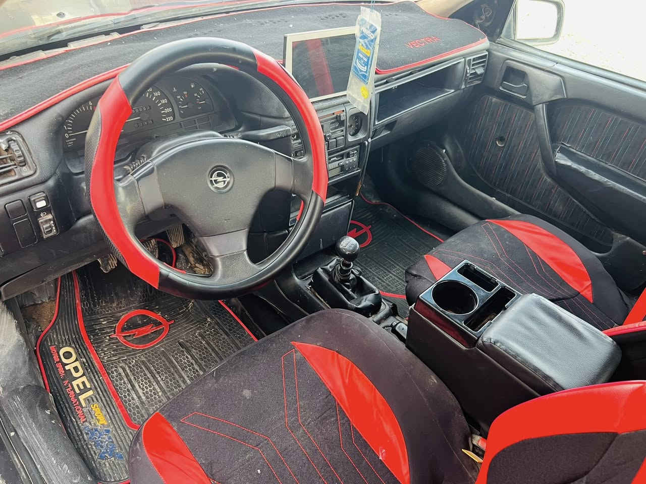 سلام عليكم 

لبيع  او  مراوس    فكترا    موديل   92   حجم  20    

كوبون بانزين معها  سنويه  ل 2027  شرط التحويل 

***********  تلفون
