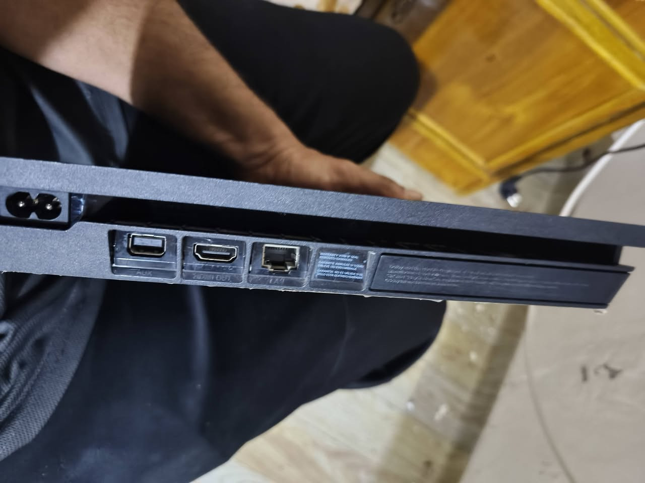 بلي 4 سلم للبيع مهكر نضام 0.9 ذاكره500 مامفتوح اخو الجديد  كرتونته  ويا جوستكات ثنين و YBS وكامل ملحقات بي العاب عدد٧ العنوان كوت حي الجوادين تواصل خاص او عل رقم ***********
