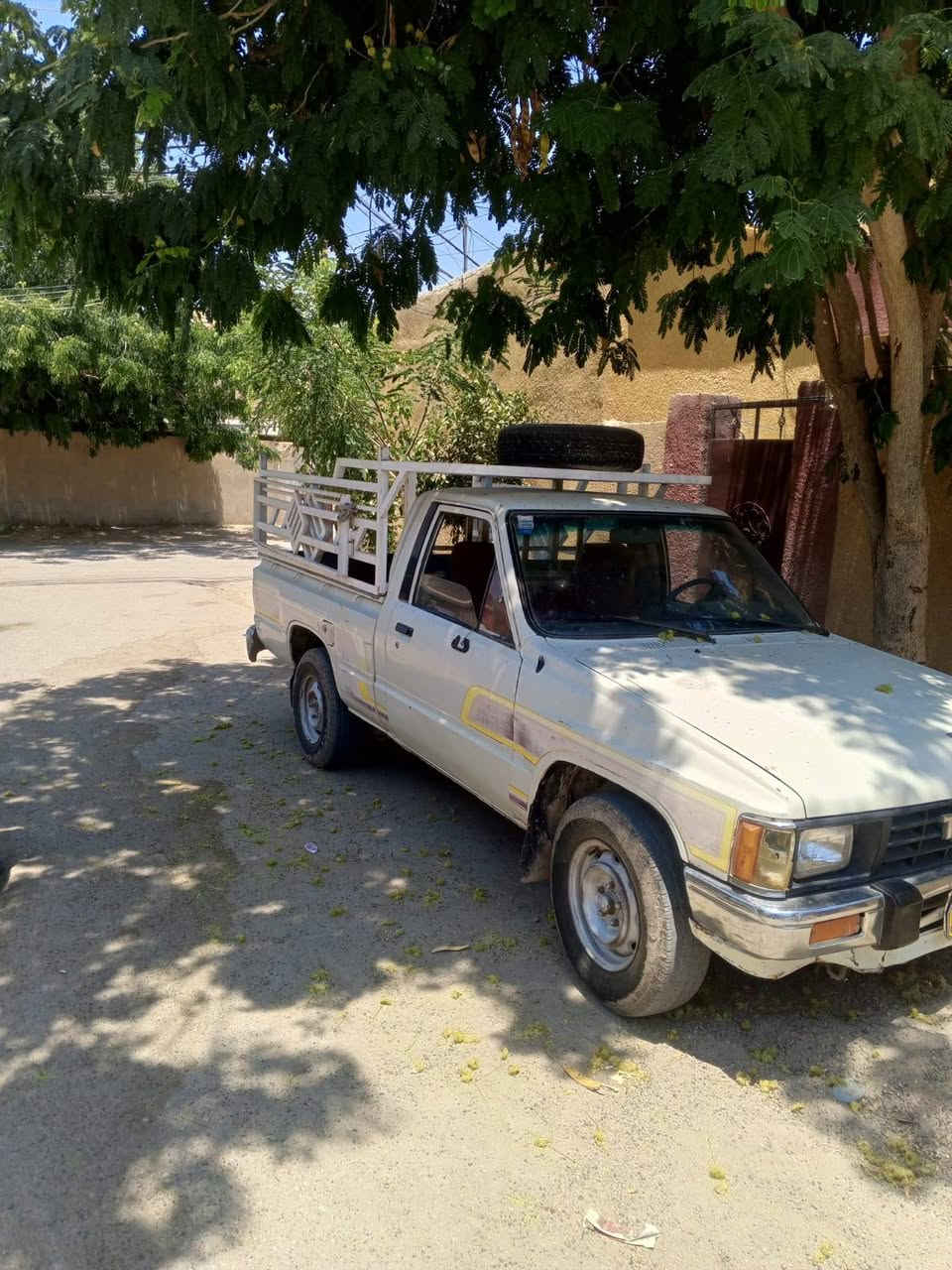 سلام عليكم بيكم تيوتا مديل 88للبيع   رقم ديالى 

عنوان ديالى الحويش اتصال***********
