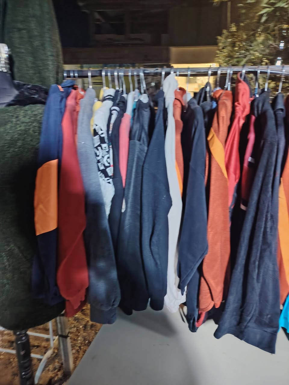 بلات ملابس رجالي نسائي اطفال نضيفه شله وحده تجي تقيم وتخذ شله وحده وستاندات ملابس ***********
