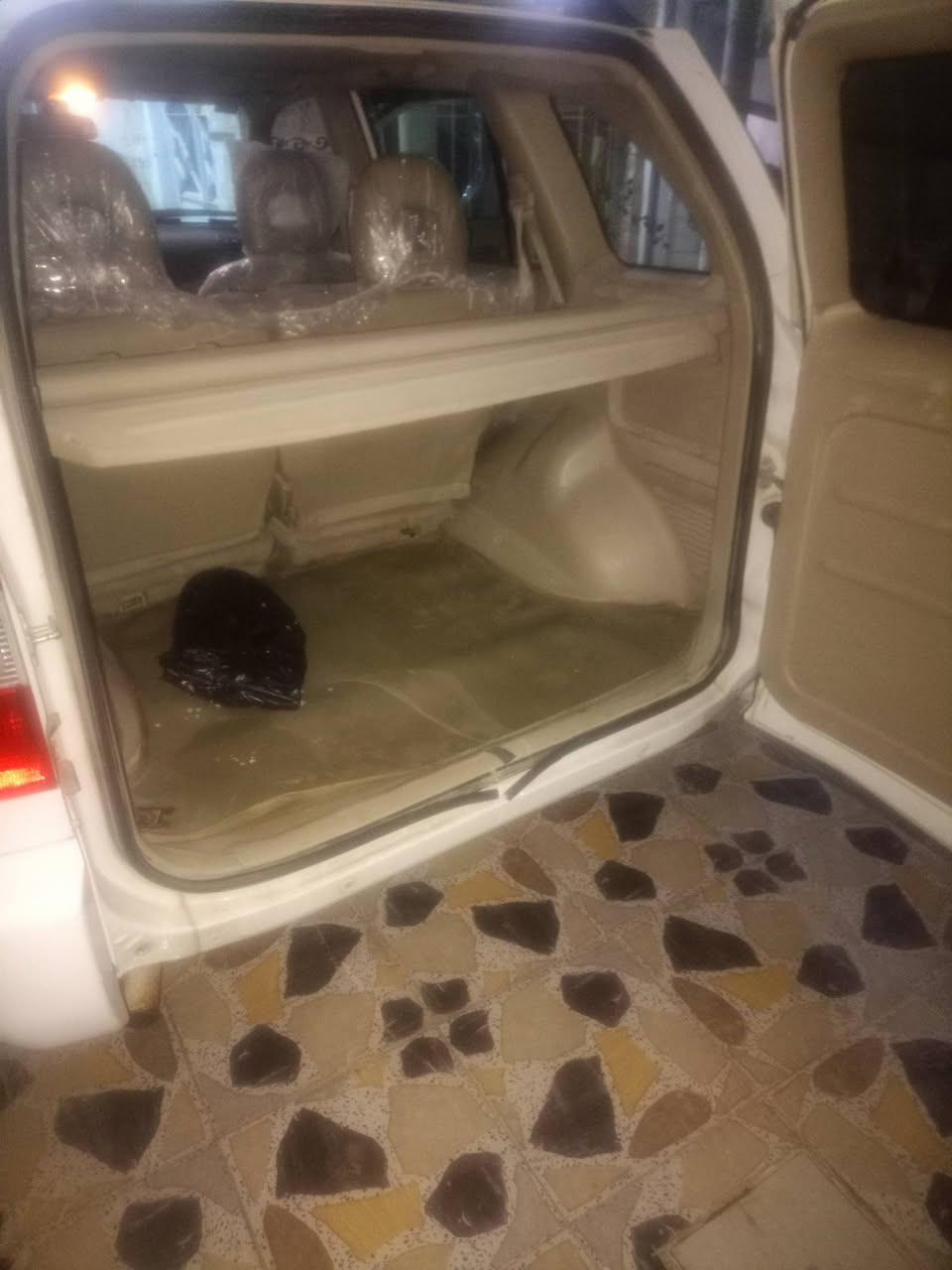 السلام عليكم
تيكو 2012 بغداد سنويه لل29مكفوله ماعدا بارد بالجاملق
تدفئه تبريد ثلج 
كهربائيات كلها شغاله 
شاشه كامرا 
باتري جديد
فتحه بالسقف شغاله تلث حركات

گير ميكانيكي المرغوب 
س..ع..ر..55
وبيها مجال 
***********
