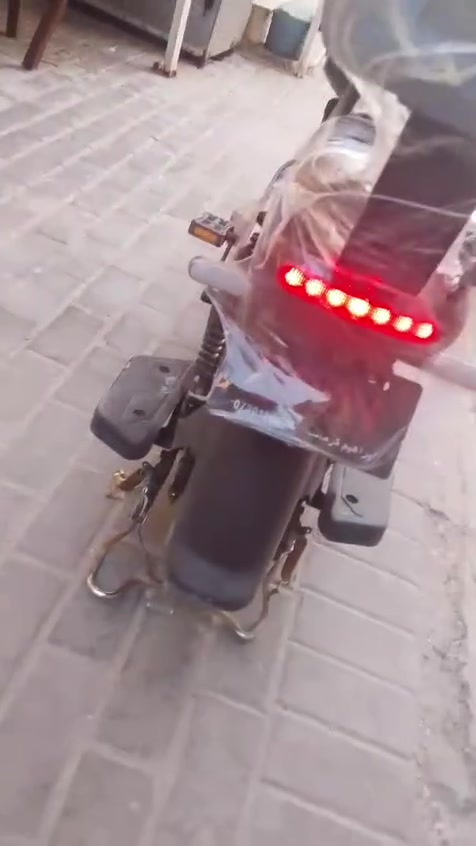 السلام عليكم اخوان عندي دراجه شحن للبيع الريان حجم 14 الدراجه بطاريات 16 امبير ملف 500W الدراجه شغاله من جميع النواحي اشاره يمين يسار وراء قدام بقلايت الدراجه 3 قير شاشه ايباد تقرا جميع  العطلات التي يصير في الدراجه العنوان البصره المعقل قرب كليه شط العرب  السعر 360 وبيها مجال والاستفسار خاص الرقم ***********
