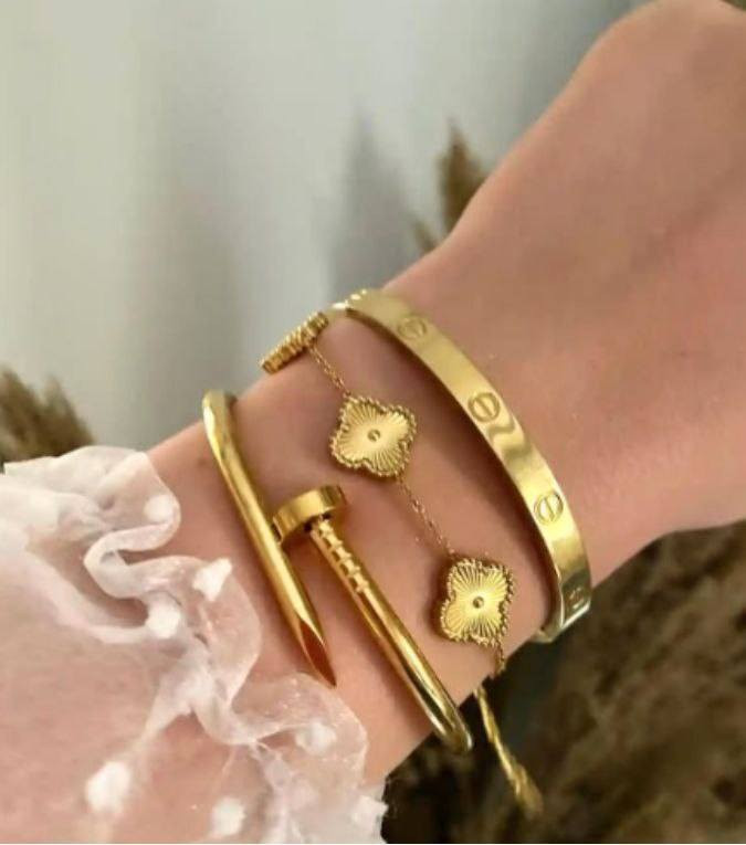 تشكيلة من أفخم السوارات الرائجة 🔠🔠🔠

سيت متكون من 3 قطع . مسمار . فان كليف . كارتير . 💫💫💫

🌟كوالتي ممتاز أصلي ✔️
🌟طلاء ثابت بجودة عالية 💯
🌟غير قابل للصدأ ✔️ 
🌟مصمم بلمسة جاذبية 😍 
🌟تألقي بسحر جاذبية التصميم المميز 💕
🌟متوفر باللون الذهبي💛
🌟هدية رائعة لإحبابك 💍


**إذا كنت صاحب هذا الإعلان وتريد حذفه لأي سبب، رجاءا أرسل رسالة إلى الدعم الفني**