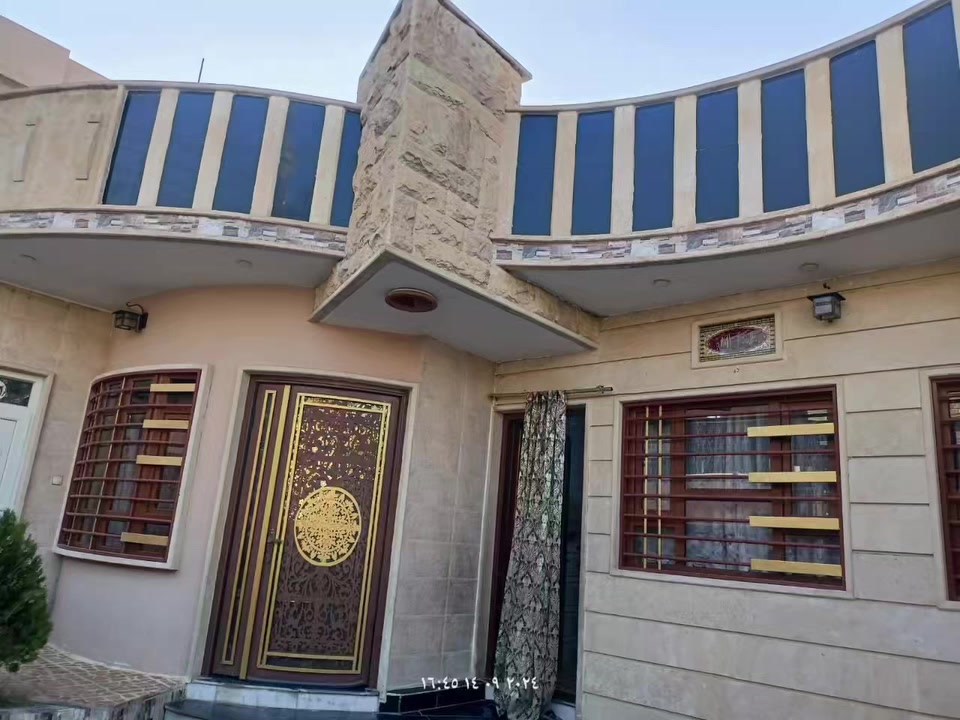 عقارات البناء الملكي...***********
للبيع...للبيع 
دار سكني. طابق واحد شروق تام جيد جدا  حي الصديق قرب الشارع المشجر  مساحه 200 متر واجه 10 متر شارع عرض 8 متر
2 غرفة نوم..هول..استقبال..مطبخ حار وبارد.. صحيات..بيتونه كبيره ...... السعر 270 مليون
