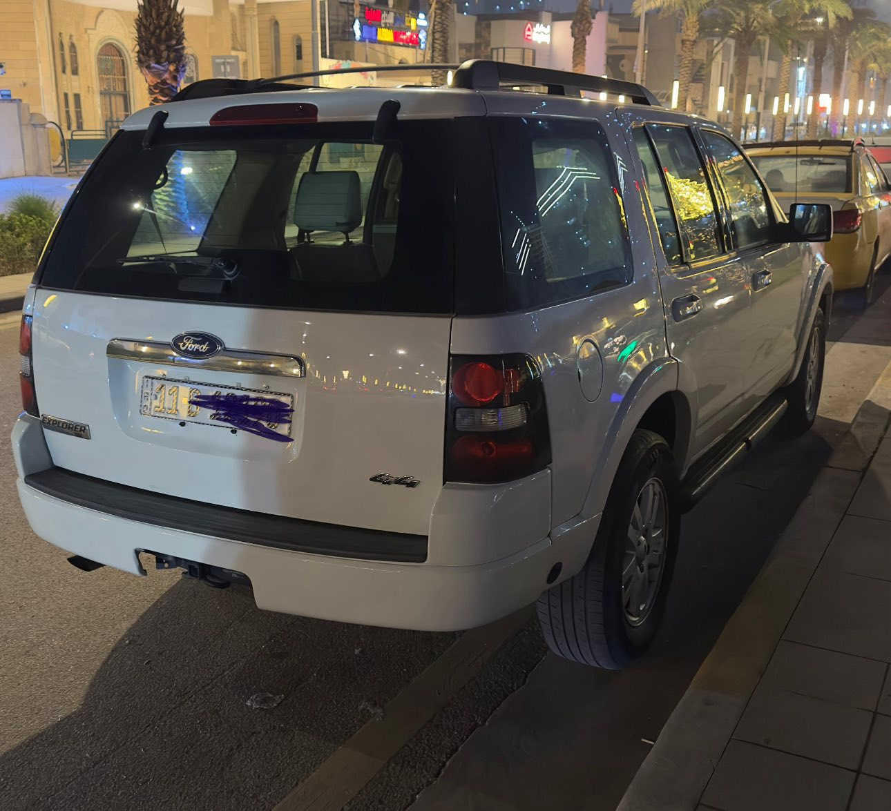 السلام عليكم 

فرصة لا تعوّض | للبيع فورد إكسبلورر 2010
خليجي وكالة القاصد
فول مواصفات حقيقي مو كلام
✨ فتحة سقف بانوراما
✨كشنات جلد
✨ مثبت سرعة
✨ تحكم دوزان
✨ تبريد وتدفئة
✨ سيارة قوية وثابتة بالطريق، ممتازة للسفر والمدينة
✨ سنوية وهزة جديدة رقم بغداد الماني 
✨ عداد المسافة 190 كيلو مو ميل 

السيارة نظيفة جداً
استعمال شخصي من الوكاله الى هسه عندي فقط
ما تحتاج شي – تركب وتمشي
جاهزة لأي فحص

💰 السعر مغري وقابل للتفاوض للجادين فقط (110) 
📞 ***********  
الاتصال للجادين فقط – الرجاء عدم الإحراج
