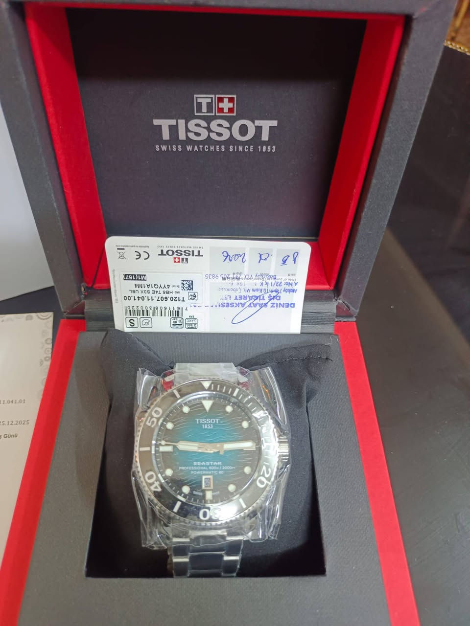 ساعة تيسو سيستار أصلي 2000 بروفيشنال باورماتيك 80  T120.807.11.091.00
ساعة تجمع بين الأداء العالي والتصميم الأنيق. تتميز هذه الساعة السويسرية الصنع بإطار دوار أحادي الاتجاه من السيراميك
مقاومة للماء حتى عمق 600 متر، 
ميناء أخضر متدرج خلاب، 
تعمل الساعة بحركة باورماتيك 80، تضمن لك الدقة والموثوقية 
نوع السير ستانلس ستيل
نوع الجام زفير مقاوم للخدش
الساعه كامله الملحقات 
الساعه جديده لوك غير مستخدمة كاملة الملحقات مع الملسقات و تغليف
السعر : 650$
تفاصيل اكثر موضحه كامله بالصور


**إذا كنت صاحب هذا الإعلان وتريد حذفه لأي سبب، رجاءا أرسل رسالة إلى الدعم الفني**