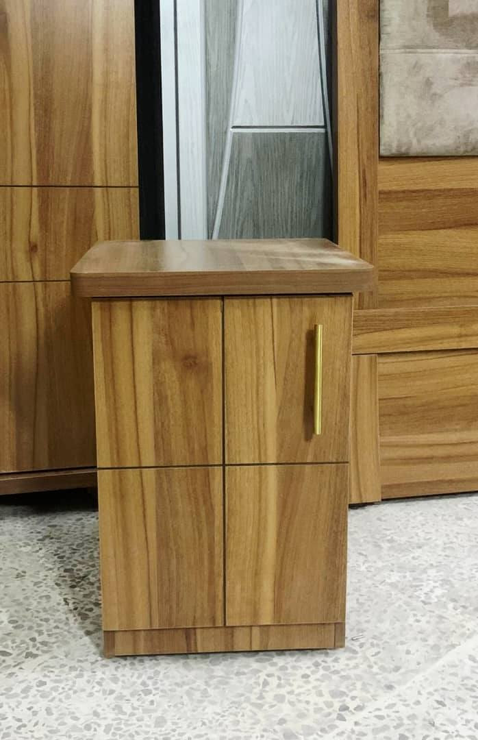 للبيع غرفه نوم كامله 
غرفة نوم كاملة خشب لمايكا ملمين حراري اجنبي خزانة ست ابواب فتح 240 سم 
تخت مجوز 160×200
كمدينات عدد 2
بيرو تسريحة 
سعر بتعاليق تواصل


**إذا كنت صاحب هذا الإعلان وتريد حذفه لأي سبب، رجاءا أرسل رسالة إلى الدعم الفني**