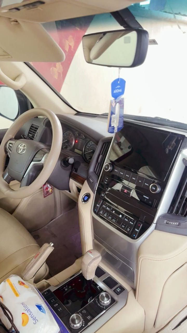 السلام عليكم للبيع لاندكروز موديل ٢٠١٧ ساز بيها تبديل جاملغ اصلي وكاله امامي محرك ٦سلندر فول مواصفات 
فتحه
بصمه 
تبريد ٣ قطع
ثلاجه
كشنات جلد
كشنات كهرباء ٣ دكم
دوسات ضوئية 
٤كامرات دواره
شاشات خلفية 
تخم تايرات دنلوب ياباني
باتري جديد
مكينة وكير خير من الله بلاديات 
السعر ٤٣٥ وبيها مجال بسيط
للاستفسار *********** مكاني بابل@
