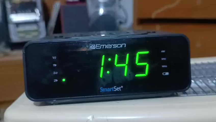 يظهر في الصورة راديو ساعة منبه مزدوج من نوع Emerson SmartSet. يتميز هذا الجهاز بنظام ضبط الوقت التلقائي الحاصل على براءة اختراع، حيث يقوم تلقائياً بضبط السنة والشهر والتاريخ والوقت الصحيح بمجرد توصيله بالكهرباء.
المواصفات والمميزات الرئيسية:

الشاشة: شاشة LED رقمية مقاس 0.9 بوصة باللون الأخضر الجيد (Jade Green)، وهي سهلة القراءة وتتضمن خاصية التحكم في السطوع (Dimmer) لتكون مريحة للعين في الظلام.

الراديو: راديو AM/FM بضبط رقمي، يتيح لك الاستيقاظ على محطتك المفضلة أو على صوت المنبه التقليدي (Buzzer).

المنبه المزدوج: يمكن برمجة المنبه ليعمل في أيام الأسبوع فقط، أو في عطلات نهاية الأسبوع، أو طوال أيام الأسبوع السبعة.

وظائف إضافية: يتضمن الجهاز وظيفة الغفوة (Snooze)، ومؤقت للنوم (Sleep Timer) يتيح لك النوم على صوت الموسيقى.

العرض الإضافي: يمكن للساعة عرض الشهر والتاريخ بلمسة زر واحدة.


**إذا كنت صاحب هذا الإعلان وتريد حذفه لأي سبب، رجاءا أرسل رسالة إلى الدعم الفني**