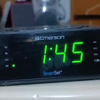 منبه مزدوج • ضبط الوقت التلقائي • راديو AM/FM