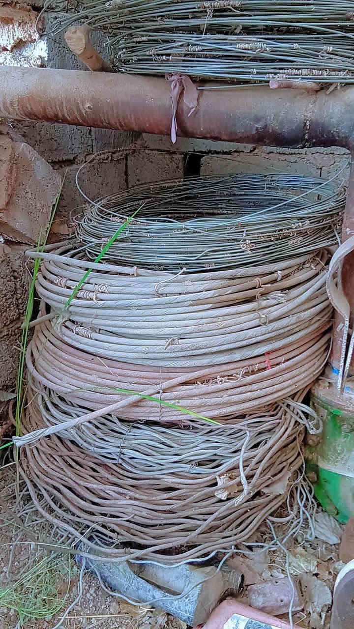 للبيع تايرات عدد 60 مع عكال قمريه طول 400 متر المكان بلد ***********
