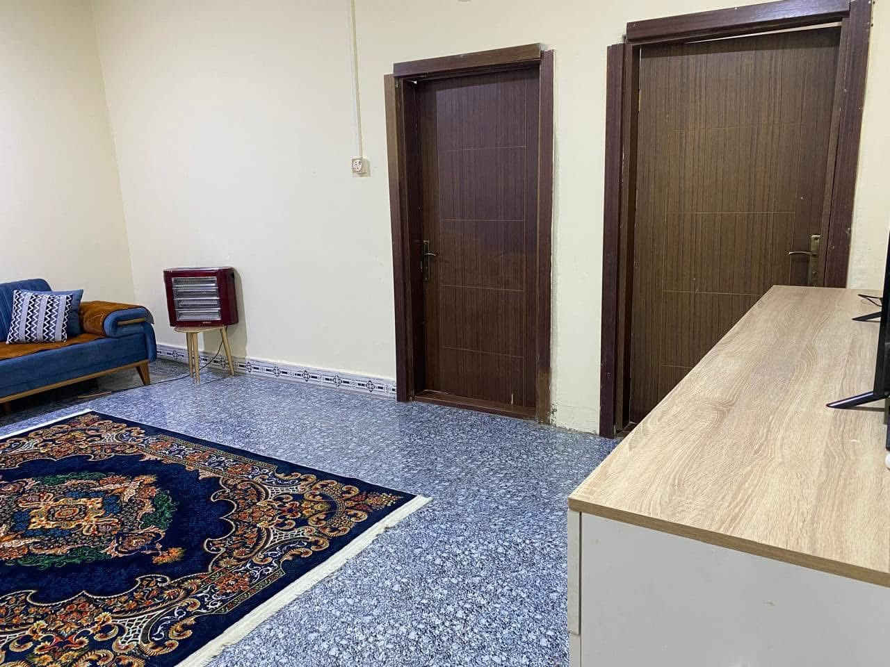 السلام عليكم 
اللهم صل على محمد وال محمد 
دار. للبيع  طابو  زراعي بأسم عراقي المساحه الكليه ٢٥٠ متر 
مساحة البناء ١٥٠ متر 
بناء بلوك سطح كونكريت ايزوكام 
يحتوي المنزل على غرفتين نوم 5️⃣ في 4️⃣ 
استقبال 6️⃣ في 4️⃣ 
موزع 6️⃣ في 4️⃣ 
مطبخ 🔟 في 3️⃣ ونص 
يوجد خلف البيت نهر 
كلشي متوفر كهرباء ماء 
ملاحضه البيت بيه نقوصات  كلش بسيطه 
الموقع جيكور حي باب الحوائج 
للاستفسار والتواصل على الرقم ***********
