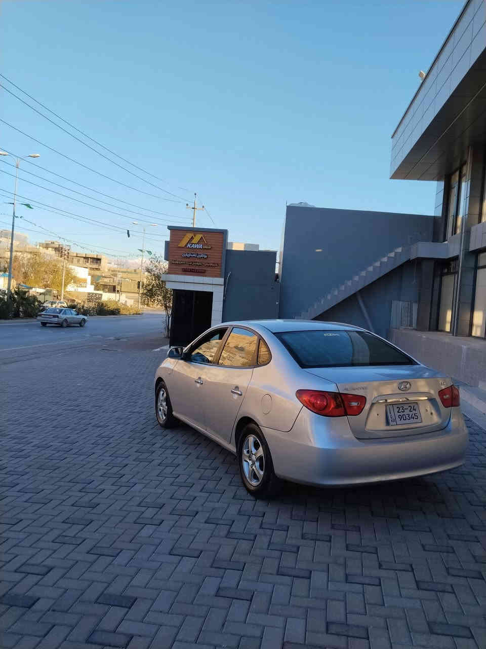 سەرەتا بەناوی خوا
هۆندا ئەڤانتی مۆدیل ۲۰۰۹ 
قەپات مواسەفات بەس سڵاید نییە
مەکینە ۱٦ دەکشن بەرز 
گێڕوو مەکینەو تەبردی ساردو گەریمی  بەشەرت 
شەقفی بەشەرت بۆیاخ نییە بێ دەعموو لێدراوی 
هەردو جامی هەڵگیراوە 
برێکی بەستراوە 
٤ تایەو ویلی لۆکی لەژێرە 
سعری 45گەڵاو معامەلە 
شوێن سەیدسادق 
***********
*********** 
قیستو قەرزم نییە
