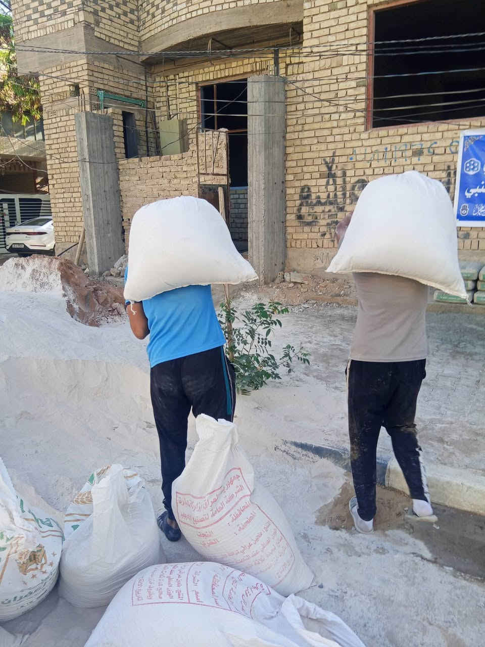 سلام عليكم عمال تصعيد تنضيف اي شي نصعد سمنت طابوك جص رمل فرشي واسعار مناسبه للتواصل اتصل ***********
