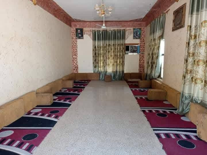 بيت للبيع
المساحه 500
مكون من 4 غرف نوم 
مطبخ حار وبارد 
صحيات 4 خارجيات وداخليات 
حمامات 2 +حديقه 
كل الخدمات متوفره ماء كهرباء   ومحوله ب الباب 
مركز صحي  ومدرسه متوسطه وعداديه وبتدائيه  للعلم بيت يحيط به شوارع من ثلاث جهات  
التواصل واتساب  فقط 
***********
