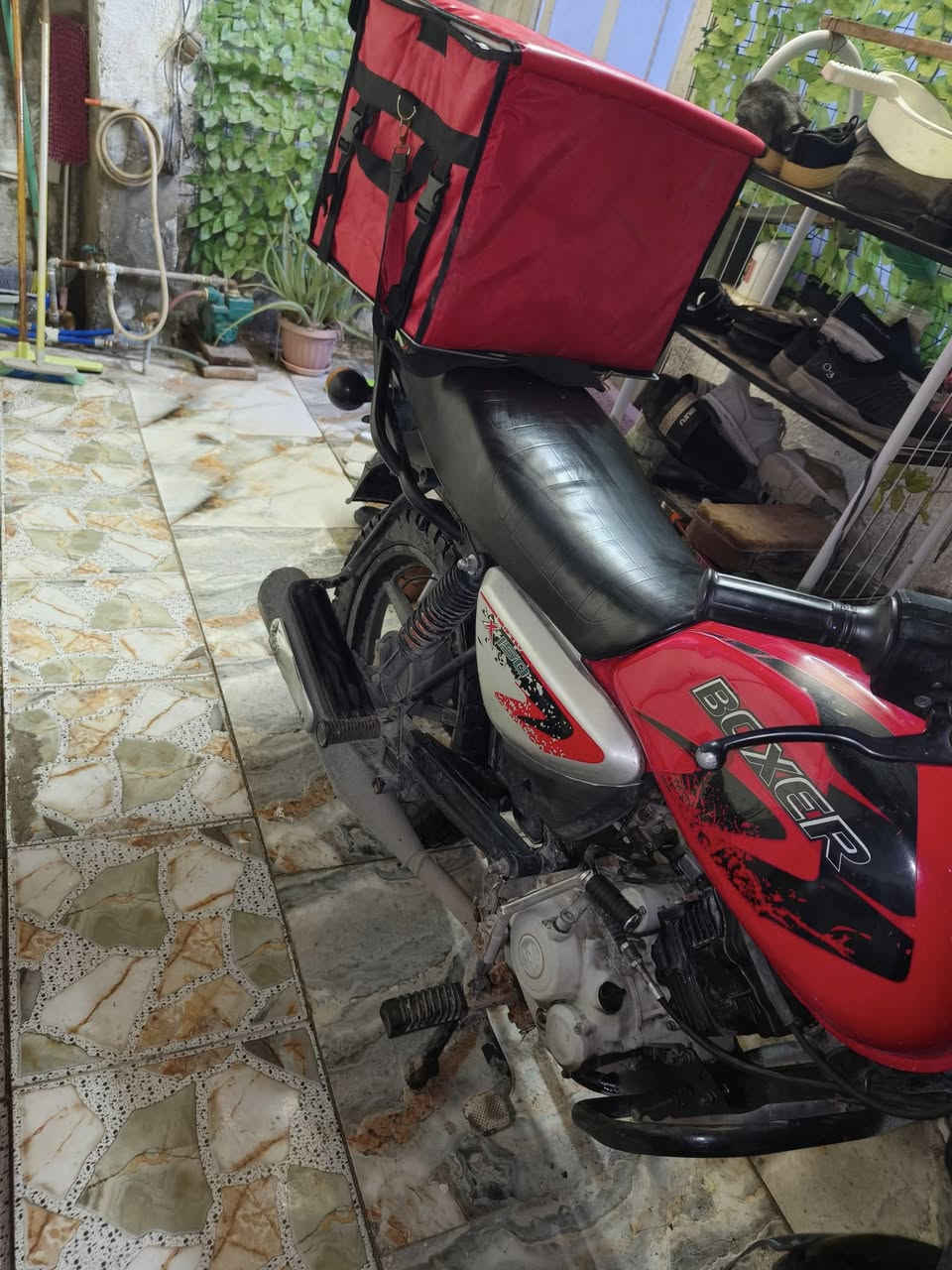 سلام عليكم دراجه بوكسر للبيع موديل 2023 مكينه مفتوحه ادامه فقط و حالياً نقصه زنجيل بس و دراجه ابد ما موكفتني بشارع مكينه تخبل  بدون اوراق اكفلك شرعيات سعر دراجه 950وبيه مجال بسيط حك جيه
تواصل *********** واتساب
