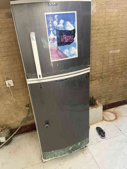 سلام عليكم ثلاجه البيع شغاله ونضيفه المكان كوت ***********
