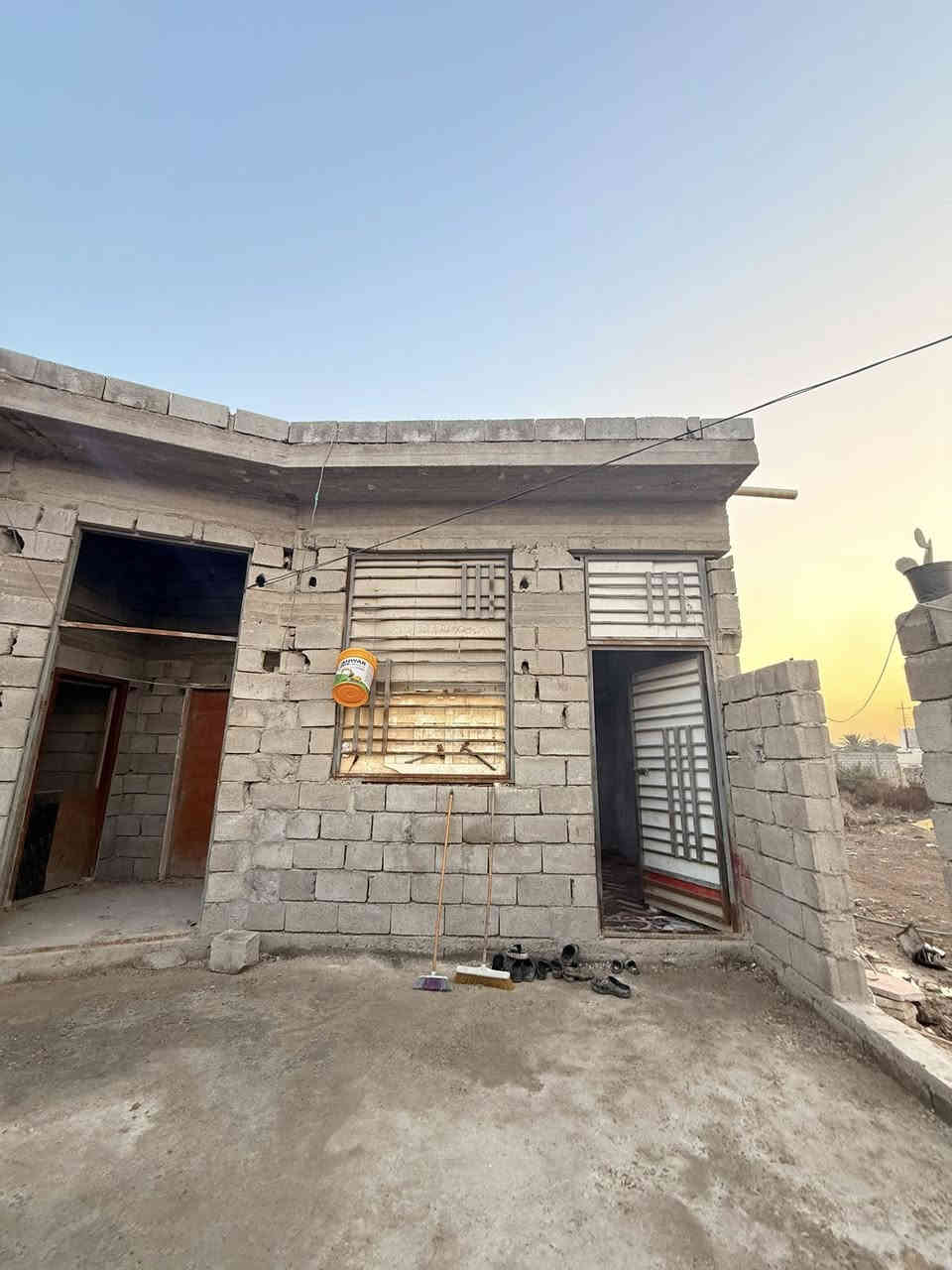 دار سكن للبيع  👇🏻

#معه قطعه ارض 250 متر.  بصف البيت 
و مساحه البيت 200 متر 
المساحه الكليه 450 متر 

على شارع تبليط 10 متر كافه الخدمات متوفره 

#البيت بي نواقص ابو البيت 
محتاج بيع مستعجل 

#يحتوي البيت على غرفتين نوم 
#و ديوان 
#و صالتين 
#و مطبخ حار و بارد 
#و مناور و صحيات داخلي و خارجي و كراج سياره 

#طابو صرف زراعي بسم عراقي راعي لارض موجود تتكاتب ويا مباشرتاً 

#العنوان ابي الخصيب السبيليات الشرقيه يبعد عن طريق الداخلي السايدين مال العشار مسافه 300 متر موقع يخبل للعلم شغل البيت درجه أوله 

سعر البيت ول قطعه 170 مليون و بي مجال 
للاستفسار ولتواصل *********** صادق
