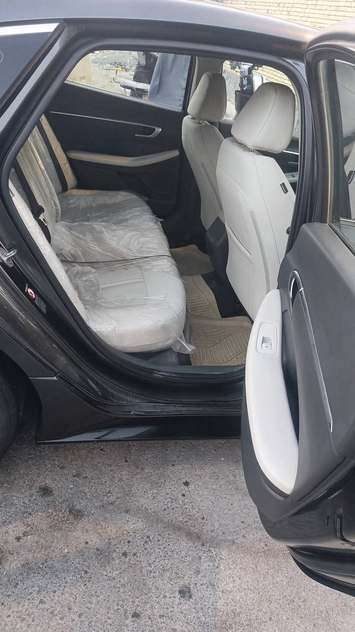 سوناتا موديل ٢٣
حادث بك لايت خلفي فقط بارد بدون ايرباك 
باقي كفاله عامه 
محرك كبير 
مواصفات كامله ماعدا فتحه 
استفسار ***********
