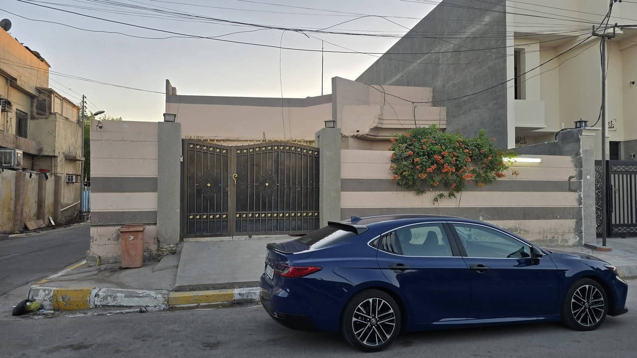 السلام عليكم
بيت للبيت حي المعلمين ٢ قرب جامع سيدنا سعد 
المساحه ٢٤٠م
واقع الحال ٢٦٤م
البيت ركن مقابيل حديقه خضراء 
يتكون من 
٣ فرفة نوم ومطبخ وصاله واستقبال 
للاستفسار 
***********

