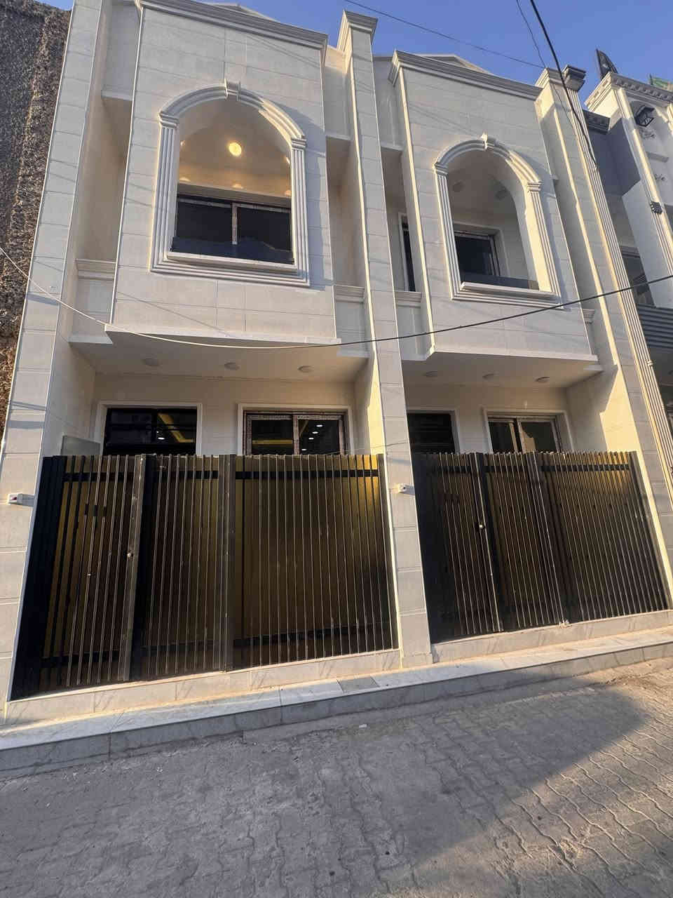 بيت للبيع مساحه ٥١. متر
واجها ٣ونص 

يحتوي على ثلاث غرف نوم البيت فول مودرن 

حولي مطبخ خدمات 

شارع نافذ عرضه ٦ 

مدخل واحد 

عنوانه المربع المقابيل جامع مصعب ابن عمير 

سعر ١٧٥ وبي مجال بسيط 

مكتب البقيع ***********

عنوان المكتب حي سومر شارع المدارس مقابيل مدرسه سما سومر الاهليه
