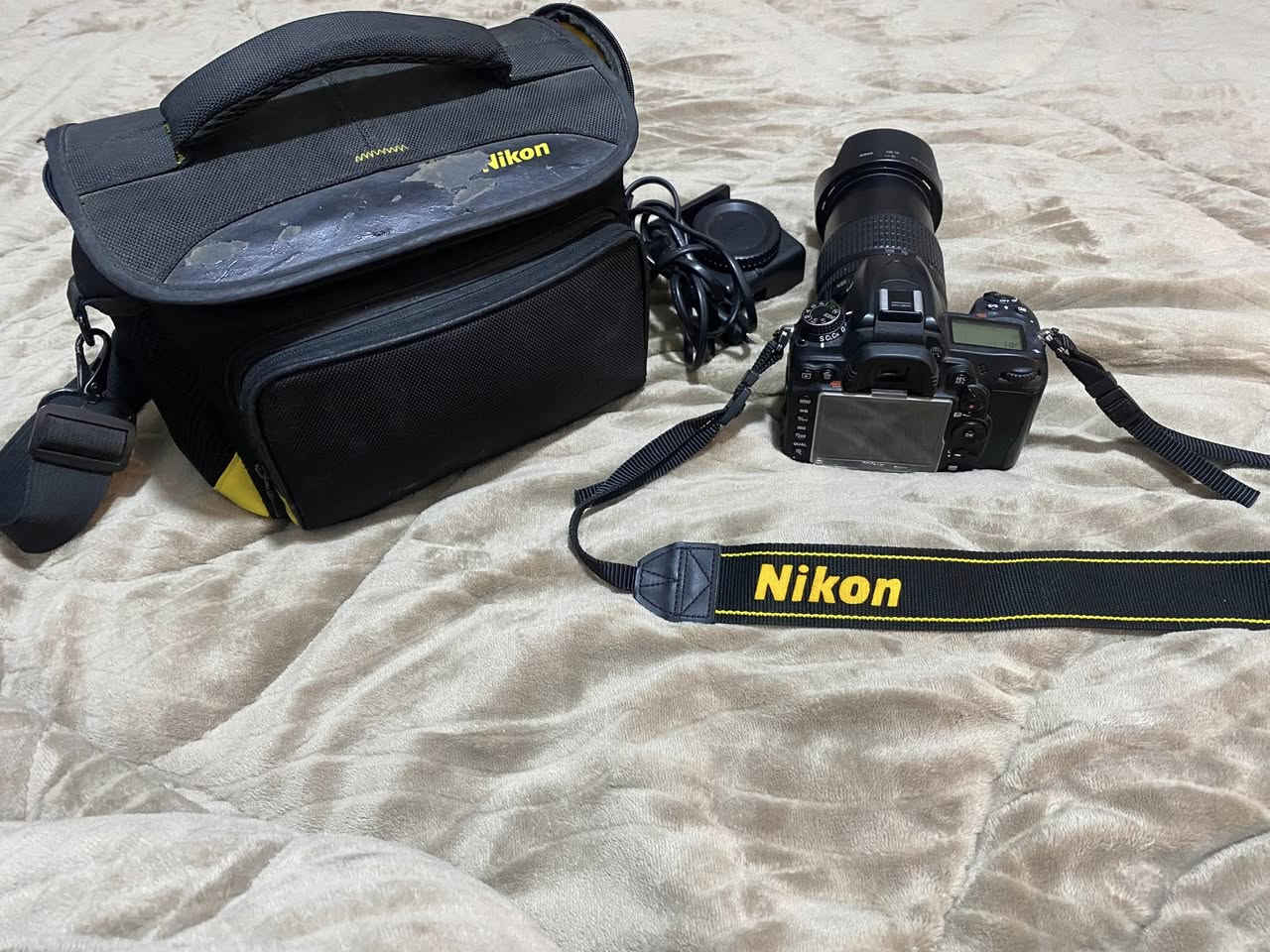 كامرة نيكون D7000 للبيع 
كامرة استخدام شخصي وقليل جداً مستخدمة 
نظافة 100‎%‎
***********
