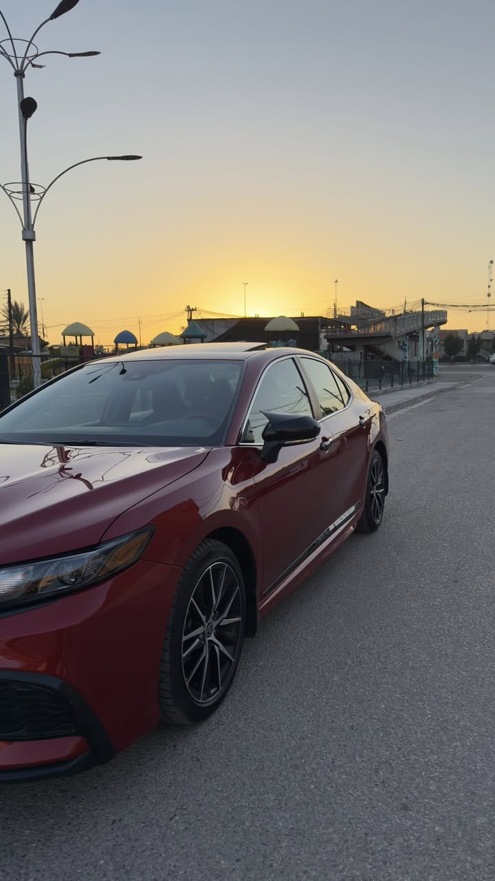 للبيع تويوتا كامري 2023 فئة SE 🚗
السلام عليكم للبيع:
🔴 اللون: أحمر
📅 الموديل: 2023
⚙️ الفئة: SE
ممشى السياره 37 الف كيلو
✨ المواصفات:

 • محرك 4 سلندر
 • تصميم رياضي أنيق
 • شاشة لمس مع نظام بلوتوث
 • كاميرا خلفية
 • مثبت سرعة
 • تايرات جدد
 • داخل جديد
        •     رادار امامي
        •     فتحة

✅ السيارة بحالة ممتازة، استخدام شخصي
✅ جاهزة للفحص بأي مكان
حادثها مرفوق بالصور جاملغ خلفي مسحوب بارد بدون قطرة صبغ وحوض الجنطة مبدل بدون دواخل فقط ايرباك البرده طاك وراجع سستم  السعر  :203 وبيها مجال بسيط
📞 للتواصل: (***********)
