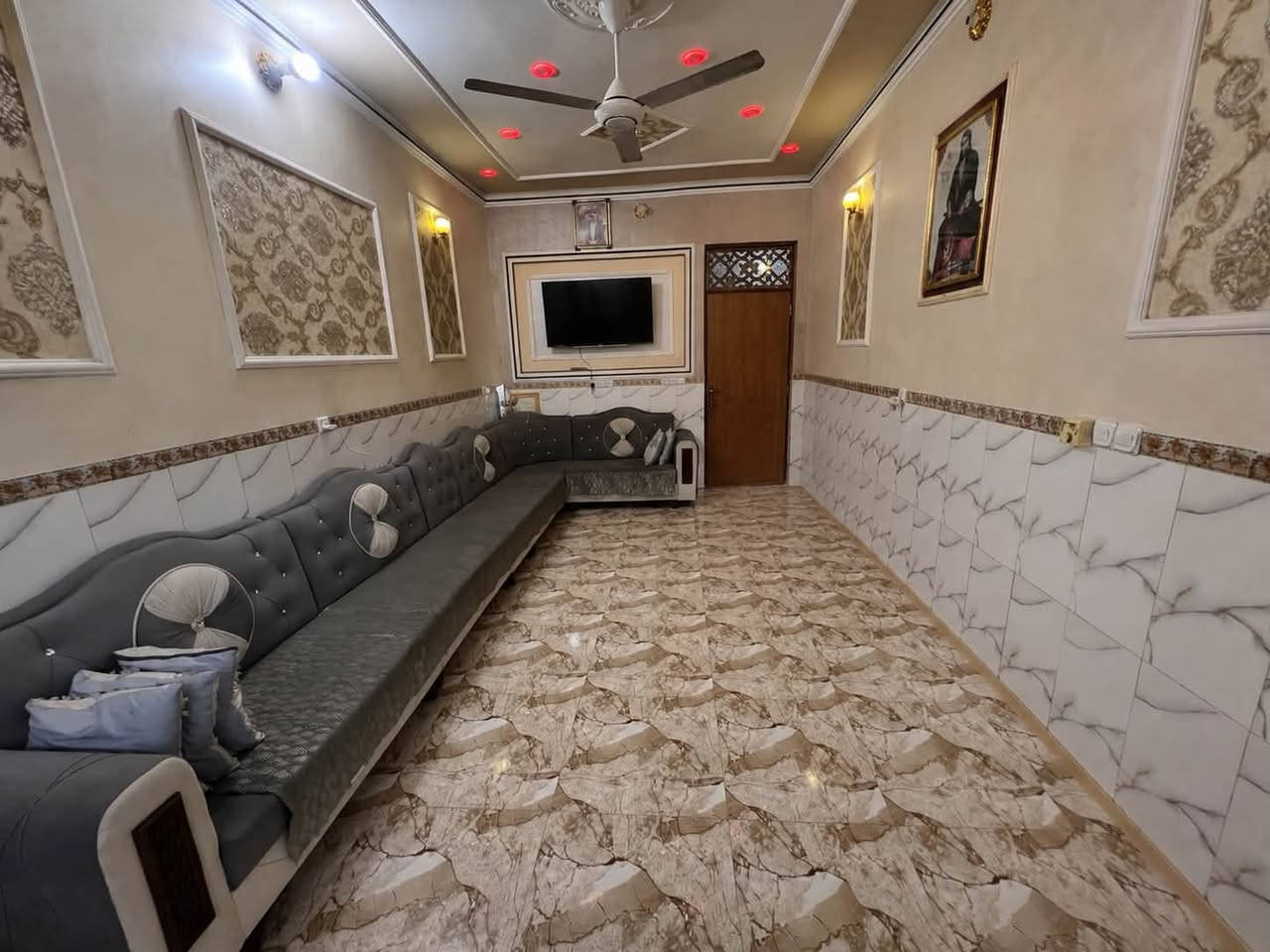 دار للبيع تاجي 24ابو عظام مساحه 150 متر طابو صرف بناء جديد طابق ونص
يحتوي على استقبال ‏

صاله و مطبخ وحمام عدد 2 

غرف نوم عدد 3 

و كراج 

‏الاستفسار أكثر اتصال 📞 

***********
