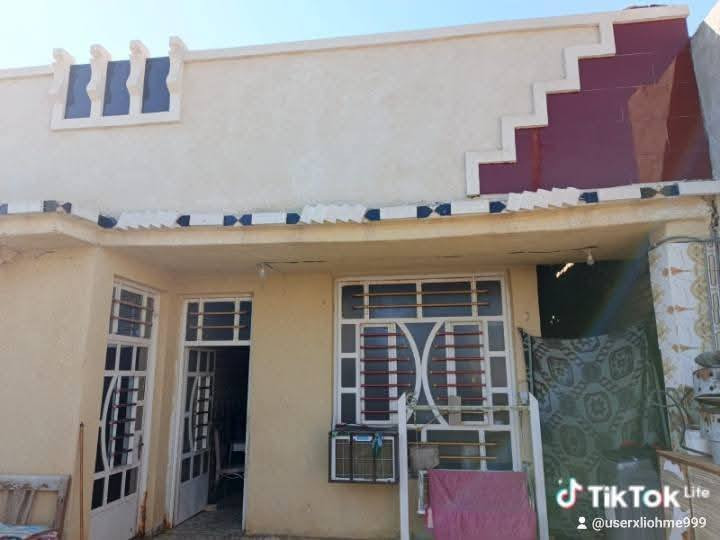 السلام عليكم اخواني هذا البيت للبيع (ملاحظة *  )مساحته ٢٠٠ متر للبيع البيت قرب مدرسة الفارابي الابتدائيه للبنين في الاربعتألالف ٤٠٠٠ في محافظة بغداد ناحية سبع البور //ملاحضه: البيت يحتوي على طابق واحد فقط  مسلح  ((يحتوي هذا البيت على طرمة وحديقة كبيرة استقبال ومطبخ وحولي ويحتوي على غرفتين نوم 2)) **ملاحظة السعر الخاص مراسلة (السطح مطبق شتايكر)
مراسلة خاص على مازنجر او اتصال أو مراسله عل واتساب على أحد الرقمين 
اسيا  بي واتساب***********
كورك   بي واتساب***********
