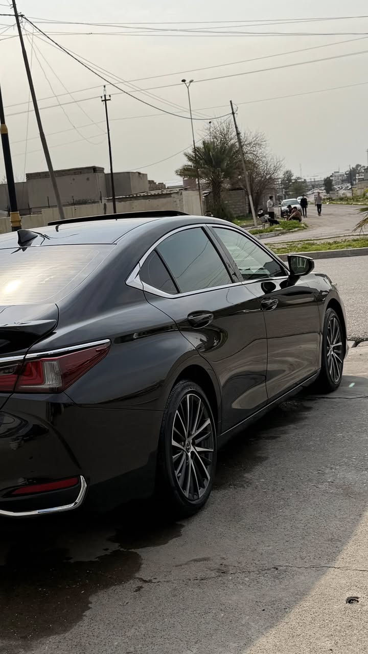 سلام عليكم
لكزس ES300 2024 

نوع الضرر :جاملغ فقط بدون دواخل وبدون ايرباك 

ماشية 12 ميل 

المحرك: 4 سلندر سعة 2.5 لتر

 • نوع النظام: هايبرد (بنزين + كهرباء)

 • القوة الكلية: حوالي 215 حصان

 • ناقل الحركة: أوتوماتيك E-CVT

 • نظام الدفع: دفع أمامي (FWD

 • مقاعد جلد فاخرة

 • شاشة معلومات 12.3 إنج

 • نظام صوت Mark Levinson (في بعض الفئات)

 • شحن موبايل لاسلكي

 • Apple CarPlay و Android Auto

 • تحكم كهربائي بالمقاعد مع تبريد وتدفئة

• فتحة سقف

 • مرايا كهربائية مع طي تلقائي

السعر 365 وبيها مجال بسيط 

 للتواصل والاستفسار على الواتساب 

***********
