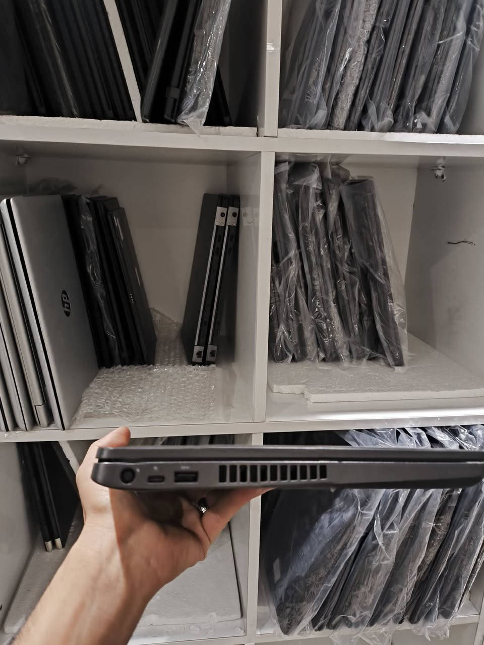 🔥 Dell Latitude 5500 🔥

💻 معالج Intel Core i7 
جيل 8 
⚡ RAM 16GB
🚀 SSD 512GB
🎮 كارت شاشة NVIDIA 2GB

✅ مناسب للدراسة، الدوام، البرامج الهندسية والتصميم
✅ أداء قوي وسريع
✅ نظافة ممتازة وجاهز للاستخدام

📍 متوفر لدى مكتب عالم التقنية
📞 ***********

📩 للحجز والاستفسار راسلنا خاص

الكمية محدودة والسعر خاص للمكتب 🔥
