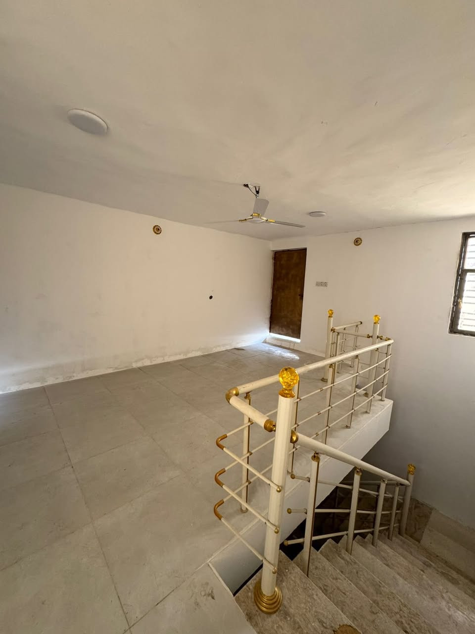 🏡 بيت للبيع – فرصة مميزة

📐 المساحة: 100 متر
📏 الواجهة: 5 م
📏 النزال: 20 م
🏢 عدد الطوابق: طابقين
🧱 البناء: طابوق بالكامل

📍 الموقع:
القبلة – حي القائم
قريب من فلكة البريد
قريب من الأربع شوارع
خلف كرزات الشمال

🔹 تفاصيل البيت:

 • 3 غرف نوم (واحدة ماستر / سويت)
 • صالة
 • مطبخ
 • منور يصلح مطبخ حار (بحاجة تسقيف فقط)
 • خدمات داخلية وخارجية
 • السطح كاشي
 • نظام بواري السبلت دفن
 • نظام كاميرات
 • البيت زيرو – غير مسكون
 • البيت باسم المالك مباشرة
سعر ٢١٥ قابل للتفاوض 🤍

📞 للتواصل:
***********
أو الدايركت ✉️
