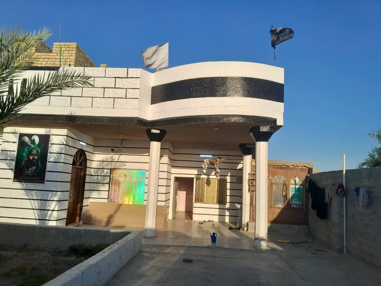 السلام عليكم ورحمة الله وبركاته 
بيت طابقين ركن طابو صرف للبيع تبلغ مساحته ٣٢٢ متر 
الواجهة ١٤ والنزال ٢٣ يحتوي على غرفتين نوم + صالة + هول + كلدور + استقبال ٦ متر / الطابق الأرضي 
الطابق الثاني يحتوي على ٤ غرف نوم + صالة هيكل واصل لحد الصب . البيت بناء طابوق 
العنوان السعادة شارع قاعة المناسبات خلف المدارس نهاية شارع البزل 
للإستفسار الاتصال على الرقم 
( *********** )  أو ( *********** )
