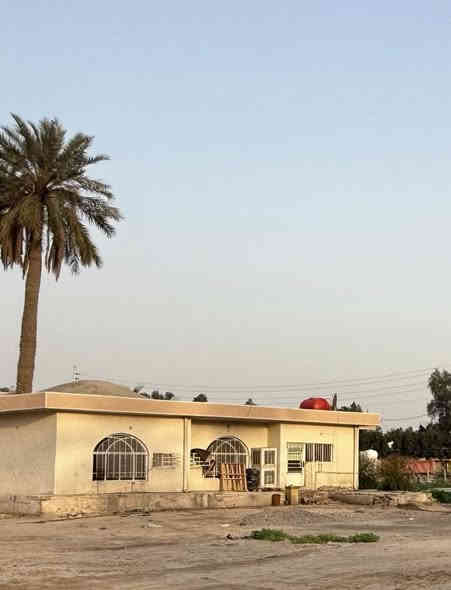 بيت للبيع مساحة البيت  مع الارض  350 متر  
مساحة البناء تقريبا 300 متر 
الموقع/الموقع داخل بغداد الكمالية بستان علي كمال مجاور مدرسة البستان الاهلية /او المعوقين قرب منتزه المعوقين او فرع مولده مالك 
بناء قديم طابق واحد متكون من صالة وحمام ومطبخ و3غرف نوم 
السعر 160وبي مجال شوفه وبخدمتك 
للاستفسار ***********
***********
