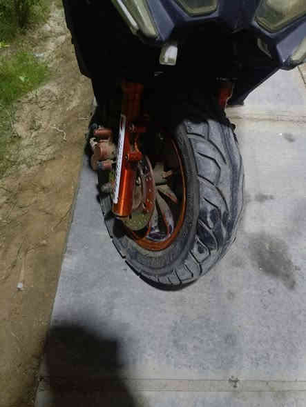 السلام عليكم دراجه كوم حديد اكرر كوم حديد الدراجه وياله ودبلات خلفيه وأماميه تزويد تايرات نضاف كفرات بس الكفر الوره مكسور كهربائيات بس تربطهن كله شغال السعر 100 وبيهه مجال قليل *********** المكان القاسم منطقه الحياوين
