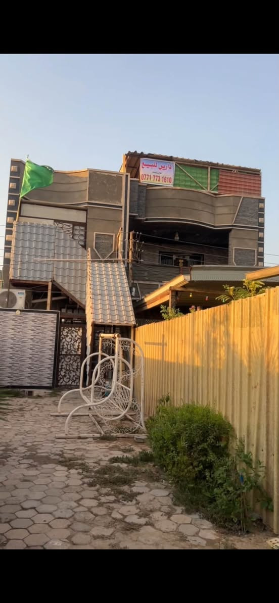 🏡 عقار استثماري وسكني مميز للبيع في بغداد - الأمين الثانية 🏡
للبيع (بيتين متجاورين) كل بيت طابقين ونصف في منطقة الأمين الثانية (رئاسة المعلمين) قرب قرية الشهيد نعيم. موقع حيوي ومخدوم بالكامل، مثالي جداً للسكن العائلي المشترك أو للاستثمار.
🌳 الميزة الخارجية الفريدة:
 حديقة أمامية خاصة: مساحة واسعة ممتدة أمام البيتين بطول 20 متر ومزروعة بالكامل، مسيجة ولها باب خارجي مستقل لتوفير خصوصية تامة وأمان للأطفال أو لكراج السيارات.
📌 تفاصيل البناء والتقسيم:
 المساحة الكلية للأرض: تقريباً 400 متر مربع 
 البيت الأول (واجهة 5 متر): بناء أمامي حديث طابقين ونص + بناء خلفي قديم (غرفتين كبار وترك).
 البيت الثاني (واجهة 6 متر): بناء أمامي حديث طابقين ونص + بناء خلفي قديم (غرفتين كبار وترك).
📌 خدمات المنطقة والموقع:
 نوع الأرض: زراعي.
 الخدمات: تبليط ورصيف، شبكة مجاري، ماء إسالة، كهرباء مستقرة + خطوط مولد.
 المرافق القريبة: منطقة مخدمة بالكامل تحتوي على أكثر من سوق، عدة مدارس بمختلف المراحل، وقريبة من المستشفيات.
💰 السعر المطلوب للبيتين معاً:
 275 مليون دينار عراقي.
📞 للاستفسار والمعاينة:
 يرجى المراسلة على الخاص أو الاتصال على الرقم: [***********]
