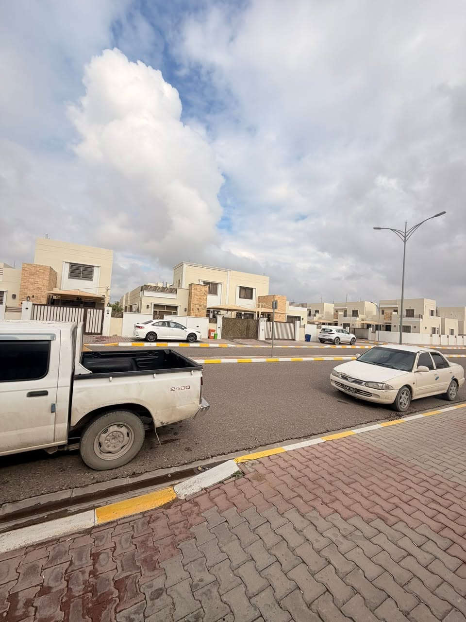 السلام عليكم 
دار للبيع في مجمع بيتي السكني 
ع سايدين مساحة الدار 260 متر 
مقابل السايدين جاهز للسكن ومسدد كامل 
تستلم سند باسمك 
مكون الدار من 
3 غرف. نوم 
صالة+ استقبال 
مطبخ حار+ بارد 
كراج + حديقة 
مناور + مجموعه صحية 2
للاستفسار اكثر مراجعة مكتب عقارات و مقاولات السردام او الاتصال 
***********
***********
