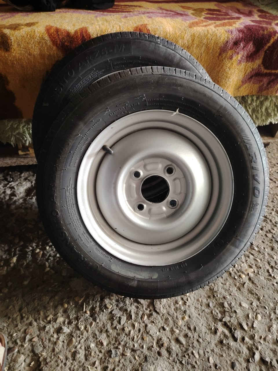 سلام عليكم تايرات 13 مال شركه مع الوياله مال 25 نضيفات كلش مع تايرات 13 كميه خير من الله اي واحد يريد خلي يتصل وتدلل ***********
