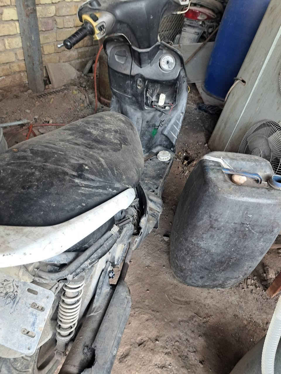 سلام عليكم عندي دراجتين طافيات متروكات ابيعهن كوم حديد سعر ٢٥٠ ثنينهن مكاني بغداد مدينه االصدر شراي يتصل ***********
